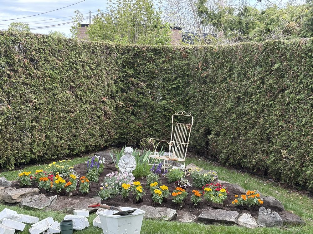 Flower garden bed
